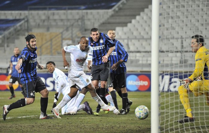 Phút 90+3, hàng thủ Inter Milan mắc sai lầm khi không kèm chặt Andrew Ayew.